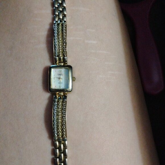 Embassy by Gruen multi tone watch - Picture 3 of 3